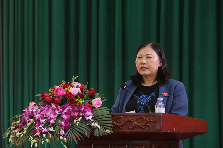Đồng chí Lê Thị Nga, Ủy viên Trung ương Đảng, Ủy viên Ủy ban Thường vụ Quốc hội, Phó Chủ nhiệm Thường trực Ủy ban Dân nguyện và Giám sát của Quốc hội phát biểu tiếp thu ý kiến cử tri tại hội nghị.