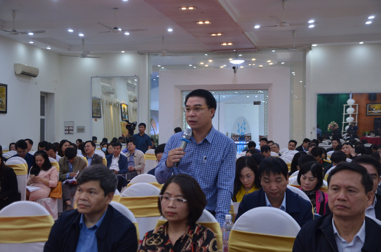 Đại biểu phát biểu tham gia ý kiến vào Luật đất đai (sửa đổi).