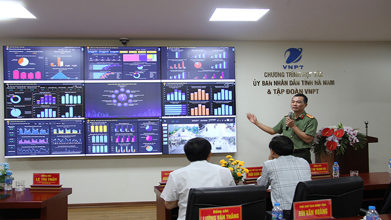 Giám đốc Công an tỉnh Hà Nam phát biểu về các tiện ích tại Trung tâm điều hành thông minh tỉnh.