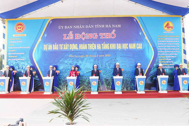 Các đại biểu thực hiện nghi thức động thổ Dự án đầu tư xây dựng, hoàn thiện hạ tầng Khu Đại học Nam Cao.