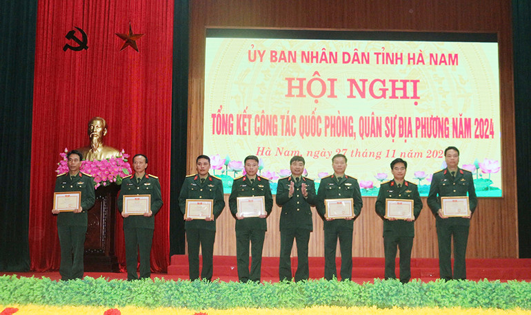 Lãnh đạo Quân khu 3 trao thưởng cho các tập thể, cá nhân.