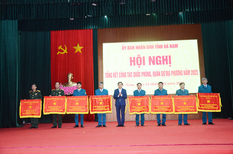 Đồng chí Phó Chủ tịch Ủy ban nhân dân tỉnh Hà Nam trao cờ thi đua cho các đơn vị.