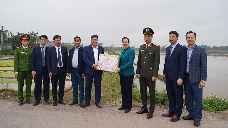 Đồng chí Bí thư Tỉnh ủy Hà Nam kiểm tra công tác sản xuất đầu năm và tặng quà động viên các địa phương.