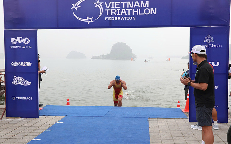 Vận động viên về đích nội dung bơi.