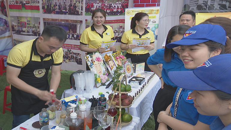 Các doanh nghiệp giới thiệu các sản phẩm đến người lao động để trải nghiệm và tìm cơ hội việc làm.