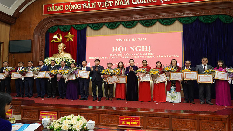 Các tập thể có thành tích xuất sắc trong công tác xây dựng Đảng được Ban Thường vụ Tỉnh ủy Hà Nam khen thưởng.