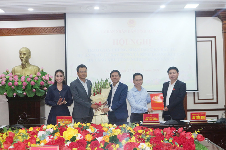 Các đồng chí lãnh đạo Ủy ban nhân dân tỉnh Hà Nam trao giấy chứng nhận đăng ký đầu tư dự án cho nhà đầu tư. Các đồng chí lãnh đạo Ủy ban nhân dân tỉnh Hà Nam trao giấy chứng nhận đăng ký đầu tư dự án cho nhà đầu tư.