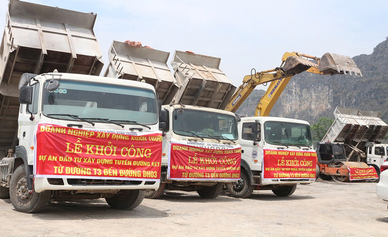 Các phương tiện sẵn sàng thi công xây dựng tuyến đường kết nối từ đường T3 đến đường ĐH03 tại địa bàn thị xã Kim Bảng, tỉnh Hà Nam.