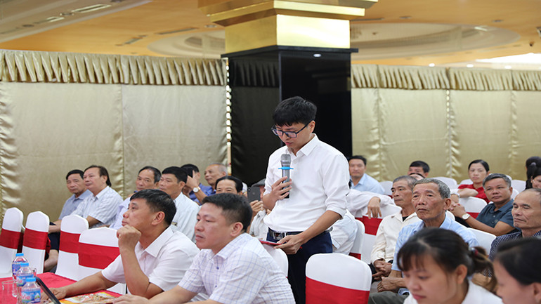 Anh Nguyễn Tiến Đạt, đại diện các hộ chăn nuôi phát biểu ý kiến tại diễn đàn.