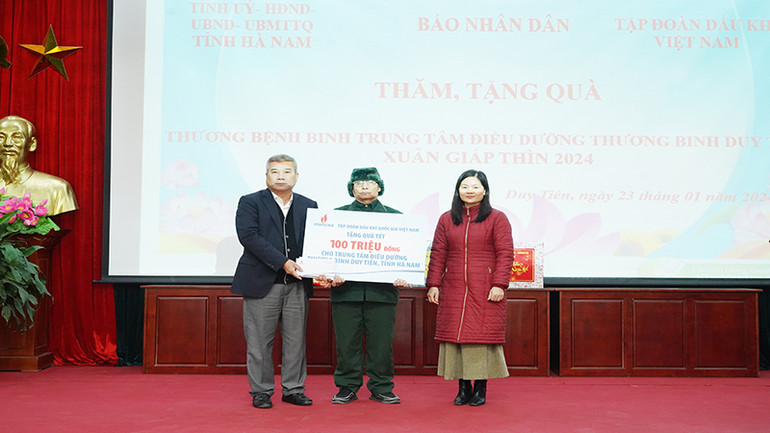 Lãnh đạo Tập đoàn Dầu khí Việt Nam trao tặng quà Tết cho Trung tâm điều dưỡng thương binh Duy Tiên.