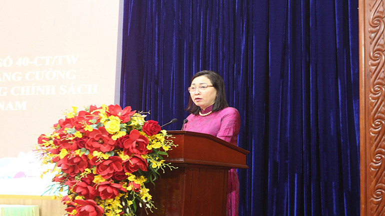 Đồng chí Đinh Thị Lụa, Phó Bí thư Thường trực Tỉnh ủy Hà Nam, phát biểu kết luận tại hội nghị.