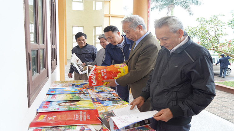 Cán bộ, đảng viên, nhân dân xã Hoàng Tây thưởng thức các ấn phẩm báo Xuân.