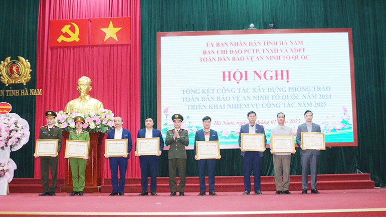 Các tập thể, cá nhân có thành tích xuất sắc trong xây dựng phong trào toàn dân bảo vệ an ninh Tổ quốc năm 2024 được Bộ Công an khen thưởng.