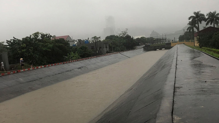 Các trạm bơm vận hành hết công suất để tiêu úng.