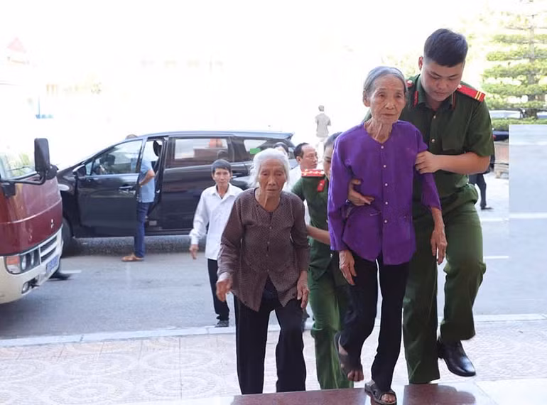 Lực lượng công an đón tiếp các thân nhân gia đình liệt sĩ.