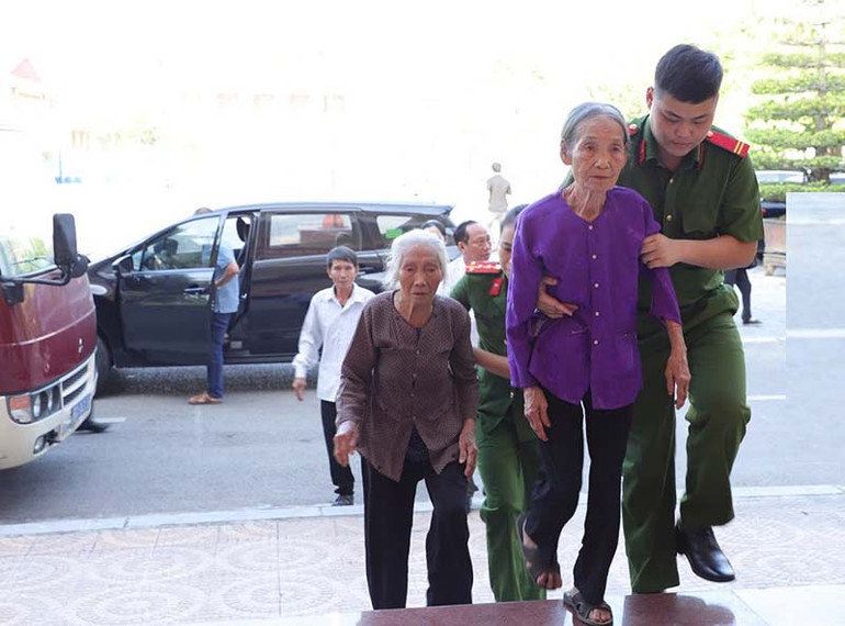 Lực lượng công an đón tiếp các thân nhân gia đình liệt sĩ. Lực lượng công an đón tiếp các thân nhân gia đình liệt sĩ.