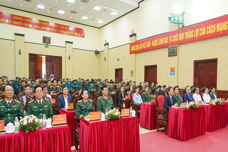 Các đại biểu dự hội nghị.