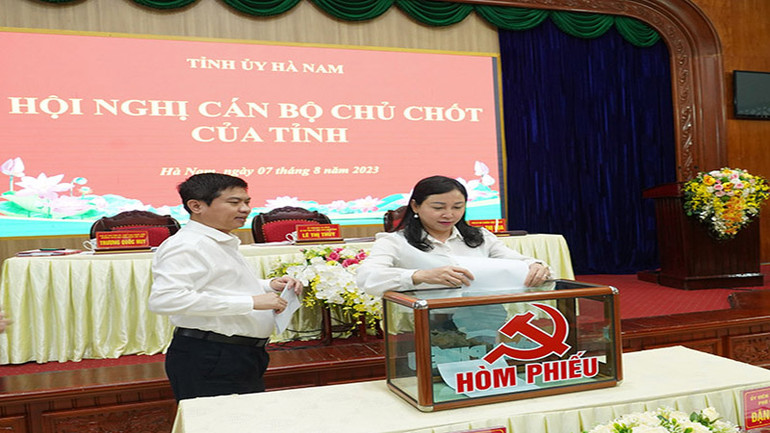 Các đại biểu bỏ phiếu giới thiệu nhân sự quy hoạch Ban chấp hành Trung ương Đảng khóa 14.