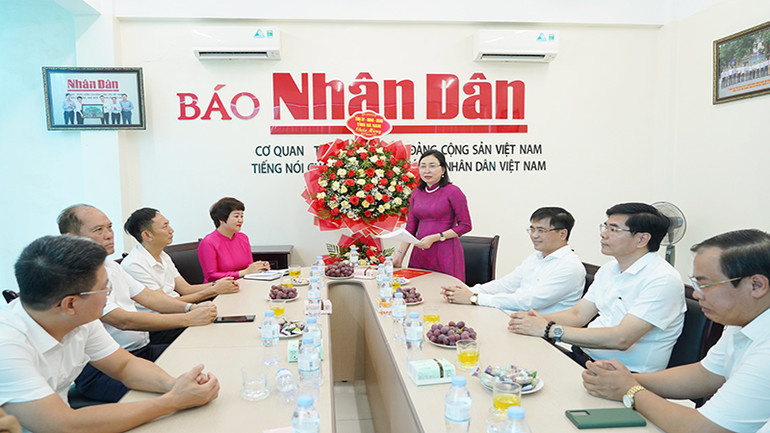 Phó Bí Thư Thường trực Tỉnh ủy Hà Nam Đinh Thị Lụa gửi lời chúc mừng tốt đẹp nhất đến cán bộ, phóng viên, nhân viên Báo Nhân Dân nhân dịp kỷ niệm 99 năm Ngày Báo chí cách mạng Việt Nam.