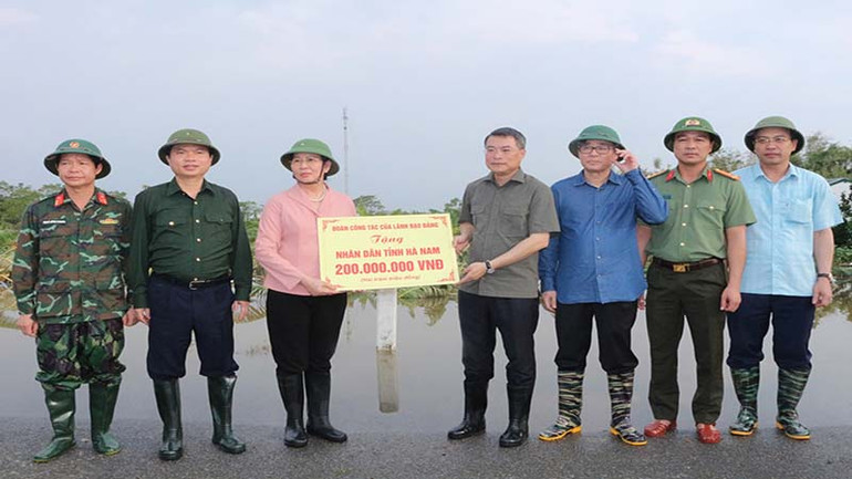 Đồng chí Trưởng Ban Tổ chức Trung ương Lê Minh Hưng đã tặng quà động viên Đảng bộ, chính quyền, nhân dân tỉnh Hà Nam và các lực lượng tham gia công tác phòng chống lụt bão.