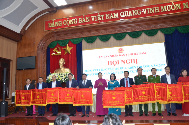 Bí thư Tỉnh ủy Hà Nam trao tặng Cờ thi đua của Ủy ban nhân dân tỉnh cho các tập thể tiêu biểu xuất sắc trong phong trào thi đua yêu nước năm 2022.