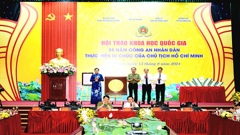 Đồng chí Lê Thị Thủy, Bí thư Tỉnh ủy Hà Nam tặng quà cho Ban tổ chức Hội thảo. Đồng chí Lê Thị Thủy, Bí thư Tỉnh ủy Hà Nam tặng quà cho Ban tổ chức Hội thảo.