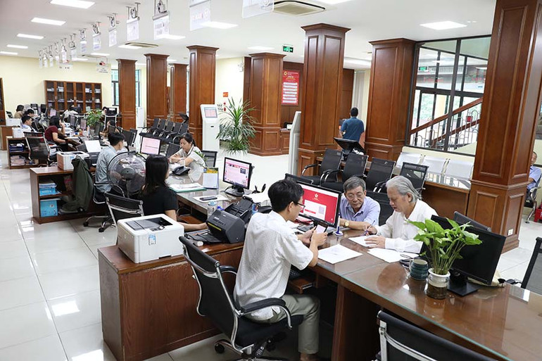 Cán bộ hướng dẫn người dân làm thủ tục hành chính tại Trung tâm Hành chính công tỉnh Hà Nam.