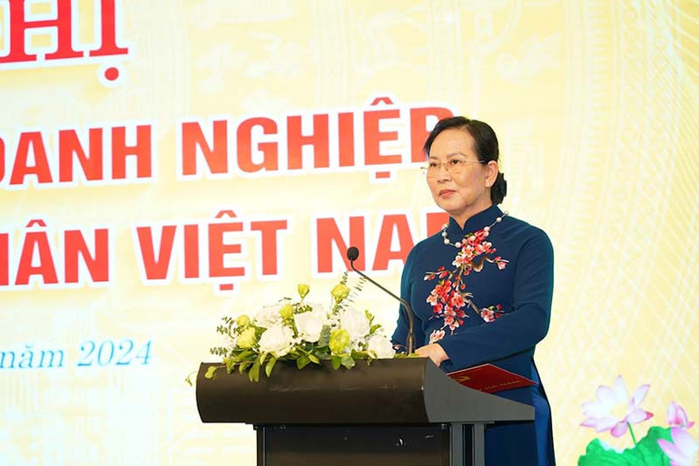 Đồng chí Lê Thị Thủy, Ủy viên Trung ương Đảng, Bí thư Tỉnh ủy, Chủ tịch Hội đồng nhân dân tỉnh phát biểu tại hội nghị.