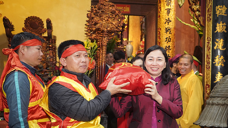 Các đồng chí lãnh đạo tỉnh Hà Nam trao các túi lương đã được lễ trong mật cung về các đội làm nhiệm vụ phát lương để phát cho du khách và nhân dân về dự lễ.