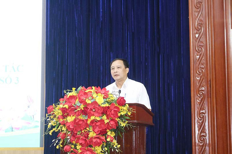 Đồng chí Nguyễn Đức Vượng, Phó Chủ tịch Ủy ban nhân dân tỉnh Hà Nam phát biểu kết luận hội nghị.