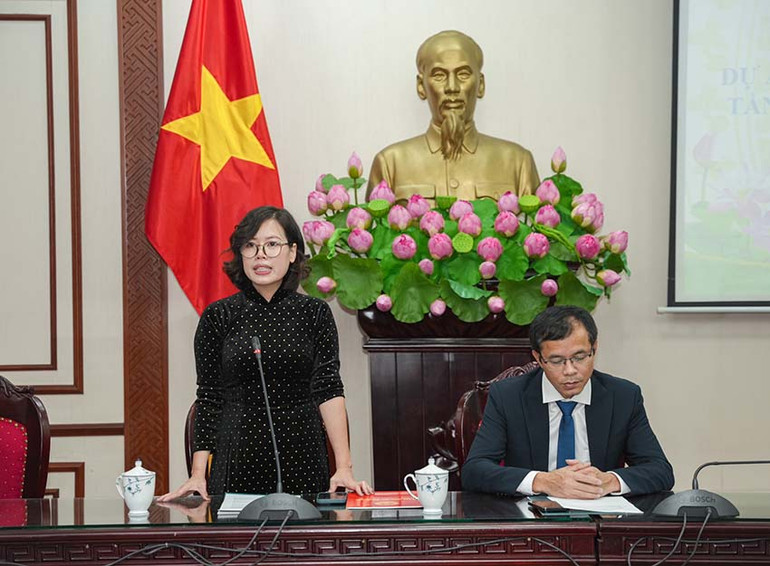 Bà Nguyễn Thị Hạnh, Tổng Giám đốc Công ty Trách nhiệm hữu hạn Đầu tư Phát triển hạ tầng Khu Công nghiệp Thanh Bình phát biểu tại hội nghị.