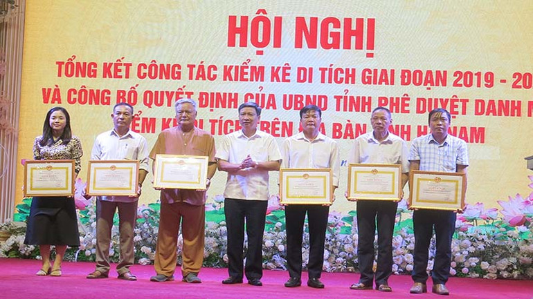 Lãnh đạo Sở Văn hóa, Thể thao và Du lịch tỉnh Hà Nam tặng Giấy khen cho các tập thể và cá nhân có nhiều đóng góp trong công tác bảo tồn và phát huy giá trị di tích. Lãnh đạo Sở Văn hóa, Thể thao và Du lịch tỉnh Hà Nam tặng Giấy khen cho các tập thể và cá nhân có nhiều đóng góp trong công tác bảo tồn và phát huy giá trị di tích.