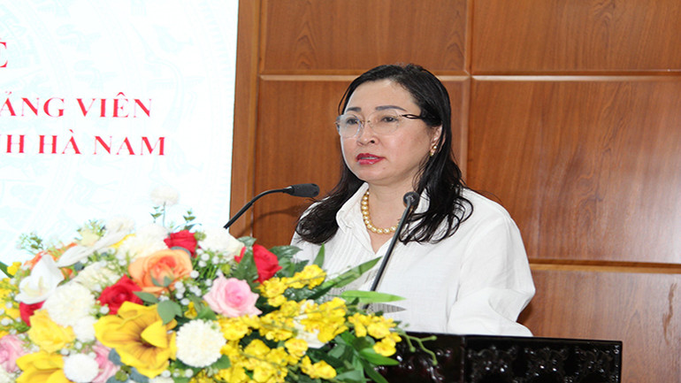 Đồng chí Đinh Thị Lụa, Phó Bí thư Thường trực Tỉnh ủy Hà Nam phát biểu chỉ đạo tại hội thảo.