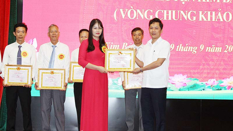 Đại diện Ban Thường vụ Huyện ủy Kim Bảng trao tặng giấy khen và trao giải Nhất. Đại diện Ban Thường vụ Huyện ủy Kim Bảng trao tặng giấy khen và trao giải Nhất.