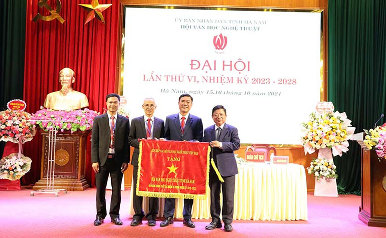 Liên hiệp các Hội Văn học nghệ thuật Việt Nam tặng Cờ thi đua có thành tích xuất sắc trong hoạt động sáng tạo văn học nghệ thuật cho Hội Văn học nghệ thuật tỉnh. Liên hiệp các Hội Văn học nghệ thuật Việt Nam tặng Cờ thi đua có thành tích xuất sắc trong hoạt động sáng tạo văn học nghệ thuật cho Hội Văn học nghệ thuật tỉnh.