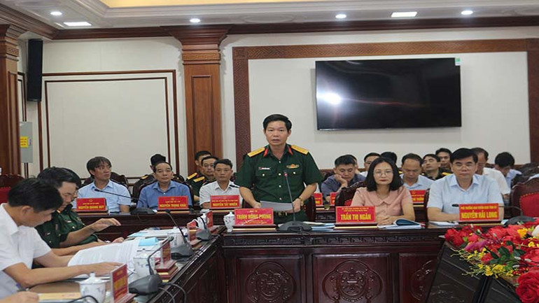 Đại tá Trịnh Hồng Phong, Chỉ huy trưởng Bộ Chỉ huy Quân sự tỉnh Hà Nam, trình bày báo cáo tại hội nghị.