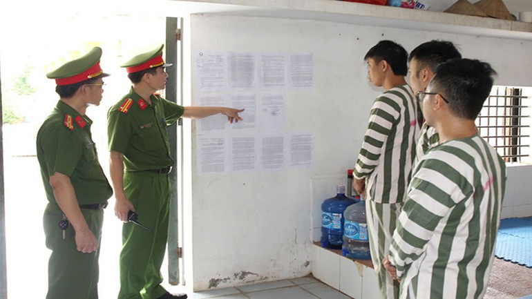 Cán bộ Trại tạm giam Công an tỉnh tuyên truyền, phổ biến, quán triệt chủ trương, chính sách nhân đạo, khoan hồng của Đảng, Nhà nước và quy định về đặc xá cho các phạm nhân.