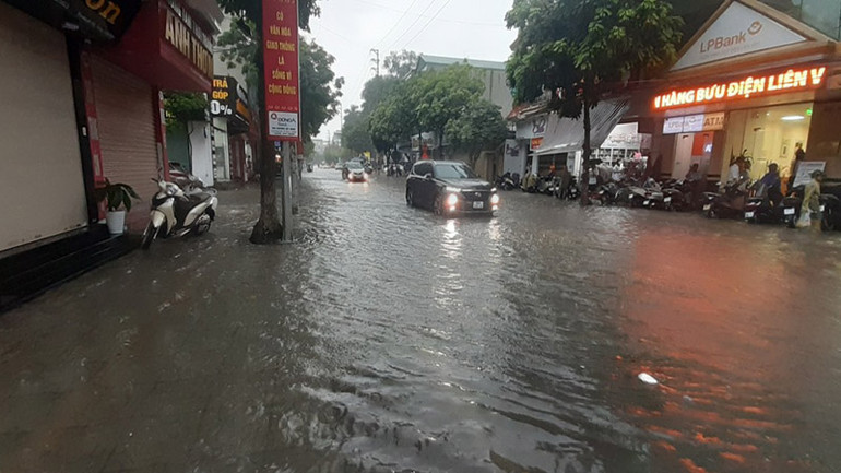 Nhiều tuyến đường chính của thành phố Phủ Lý như: Lê Công Thanh, Biên Hòa, Quy Lưu, Trường Chinh... đều bị ngập sâu.