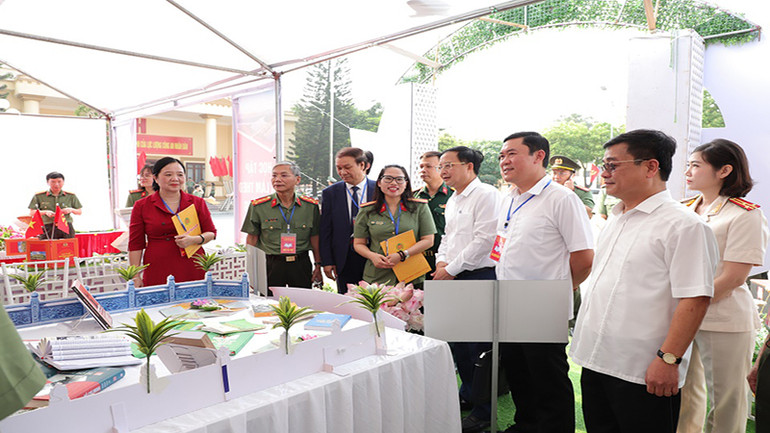 Các đại biểu tham quan phần thi trưng bày sách.