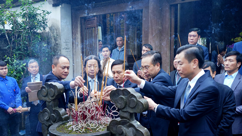 Các đại biểu dâng hương tưởng nhớ nhà thơ Tam Nguyên Yên Đổ Nguyễn Khuyến.