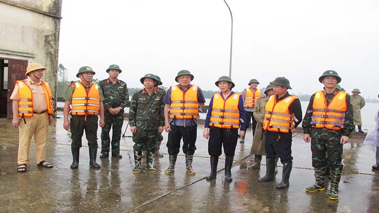 Phó Thủ tướng Thường trực Chính phủ Nguyễn Hòa Bình kiểm tra tại Cụm công trình đầu mối cống và âu thuyền Tắc Giang.