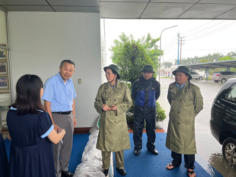 Đồng chí Lê Thị Thủy, Ủy viên Trung ương Đảng, Bí thư Tỉnh ủy, Chủ tịch Hội đồng nhân dân tỉnh đã đi kiểm tra tình hình mưa úng tại Khu công nghiệp. (Ảnh: CTV)