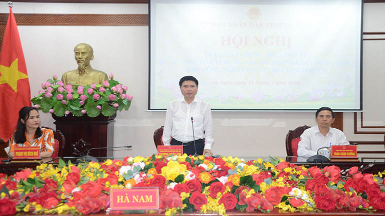 Đồng chí Trương Quốc Huy, Phó Bí thư Tỉnh ủy, Chủ tịch Ủy ban nhân dân tỉnh, Trưởng đoàn Đại biểu Quốc hội tỉnh phát biểu tại hội nghị.