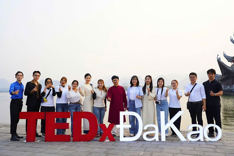 Các diễn giả TEDx Studio 2025 cùng đồng hành trong hành trình lan tỏa những giá trị Việt Nam đến cộng đồng TEDx toàn cầu. Các diễn giả TEDx Studio 2025 cùng đồng hành trong hành trình lan tỏa những giá trị Việt Nam đến cộng đồng TEDx toàn cầu.
