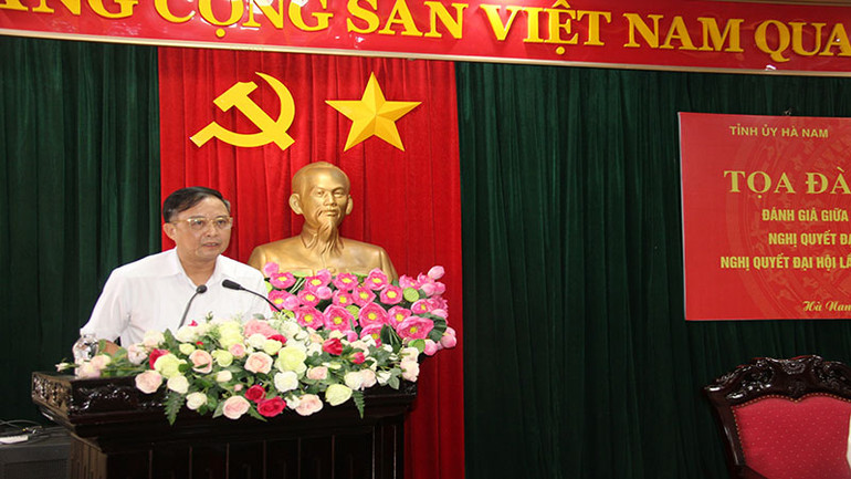 Đồng chí Nguyễn Đức Vượng, Phó Chủ tịch Ủy ban nhân dân tỉnh Hà Nam phát biểu thảo luận tại tọa đàm.