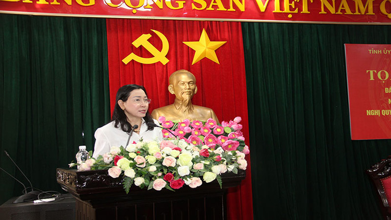 Đồng chí Đinh Thị Lụa, Phó Bí thư Thường trực Tỉnh ủy Hà Nam phát biểu khai mạc Tọa đàm.