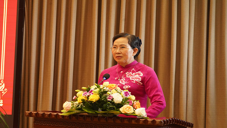 Đồng chí Lê Thị Thủy, Ủy viên Trung ương Đảng, Bí thư Tỉnh ủy Hà Nam phát biểu chào mừng tại kỳ họp.