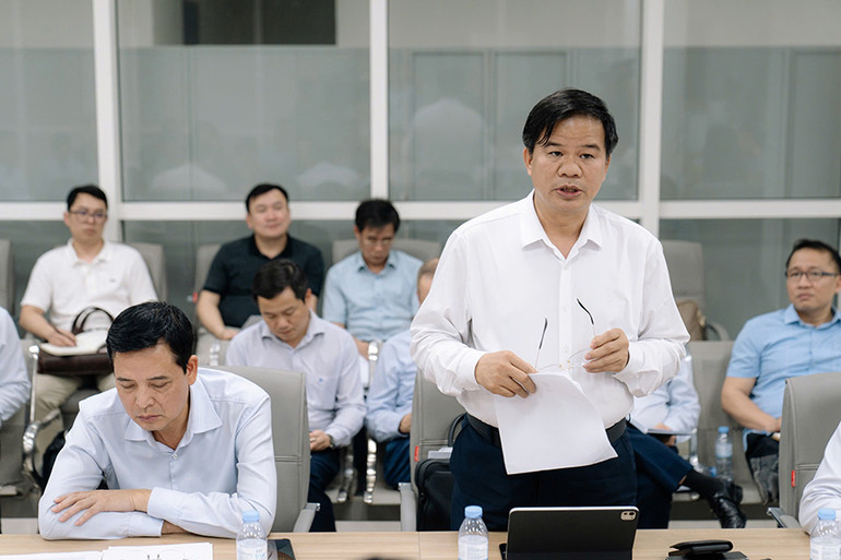 Phó Giáo sư, Tiến sĩ Đào Xuân Cơ, Giám đốc Bệnh viện Bạch Mai, phát biểu tại buổi làm việc.