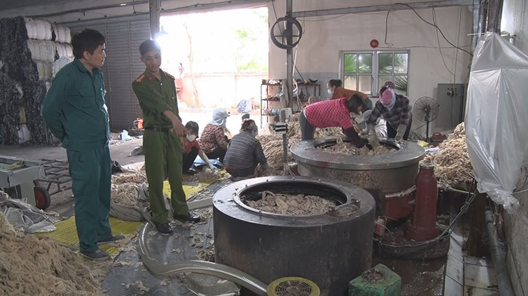 Cơ quan Công an kiểm tra quy trình sản xuất của Công ty trách nhiệm hữu hạn dệt may Vũ Băng.