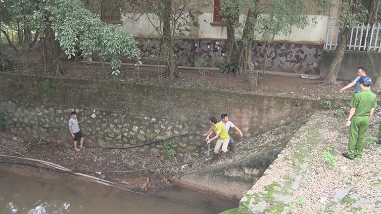 Lực lượng chức năng thu giữ đường ống để xả chất thải không qua xử lý ra sông Châu Giang của Công ty trách nhiệm hữu hạn dệt may Vũ Băng.